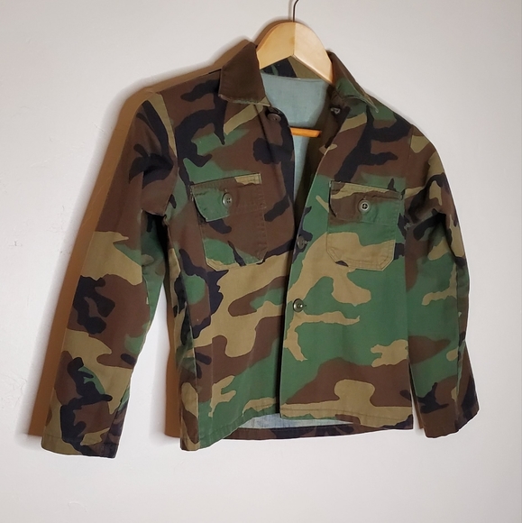 Camouflage Short Button-Up Jacket with Flapped Pockets - Picture 9 of 12